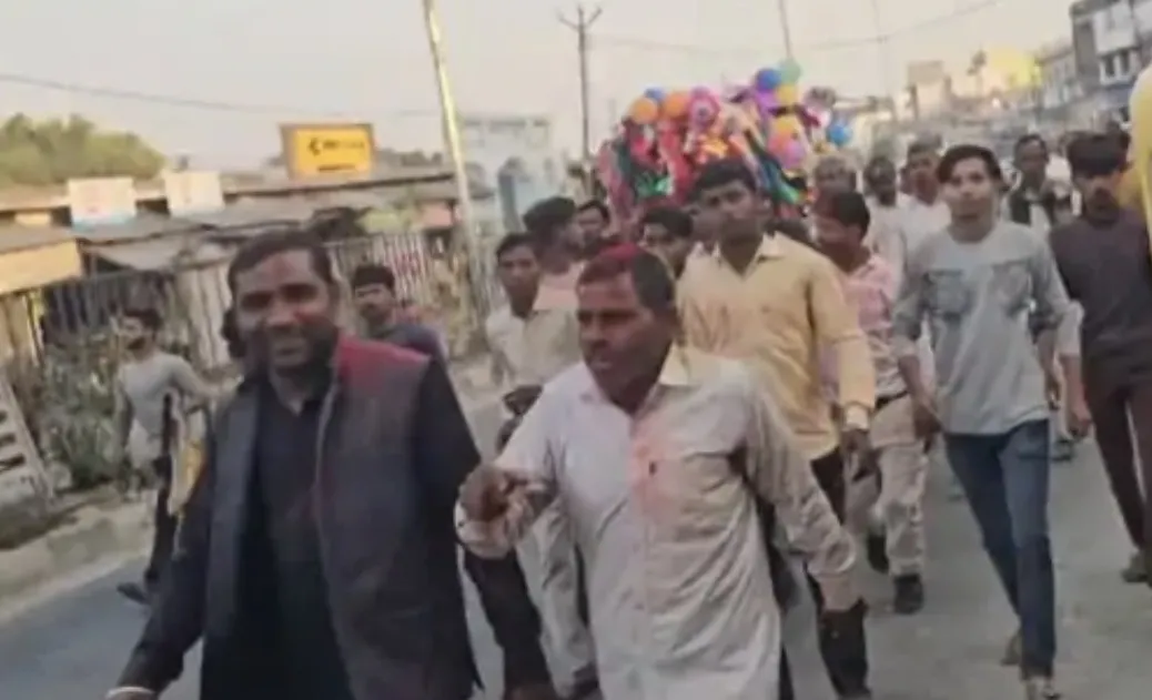 संभल में 90 वर्षीय महिला की अनोखी अंतिम यात्रा, रंग-गुलाल और होली गीतों के साथ दी विदाई