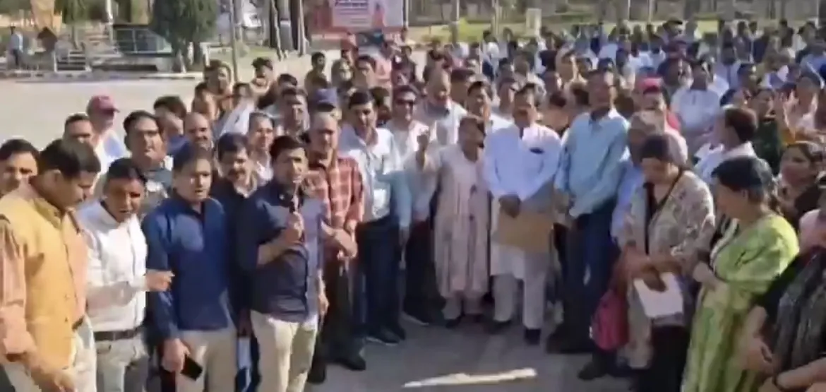 अमरोहा: टीईटी अनिवार्यता के विरोध में शिक्षकों का धरना, सरकार से न्याय की मांग, टीचर्स फेडरेशन ऑफ इंडिया के बैनर तले जिला बेसिक शिक्षा अधिकारी कार्यालय पर प्रदर्शन