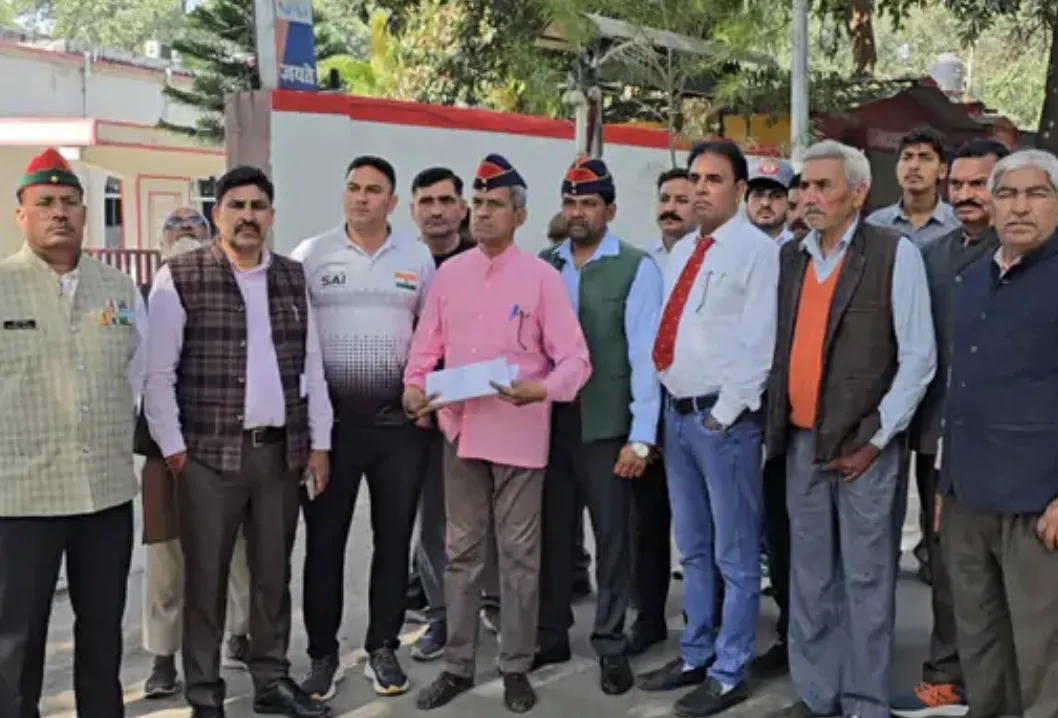 बिजनौर में पूर्व सैनिकों का प्रदर्शन, लंबित मामलों में कार्रवाई की मांग, कलेक्ट्रेट और एसपी कार्यालय पर किया विरोध प्रदर्शन