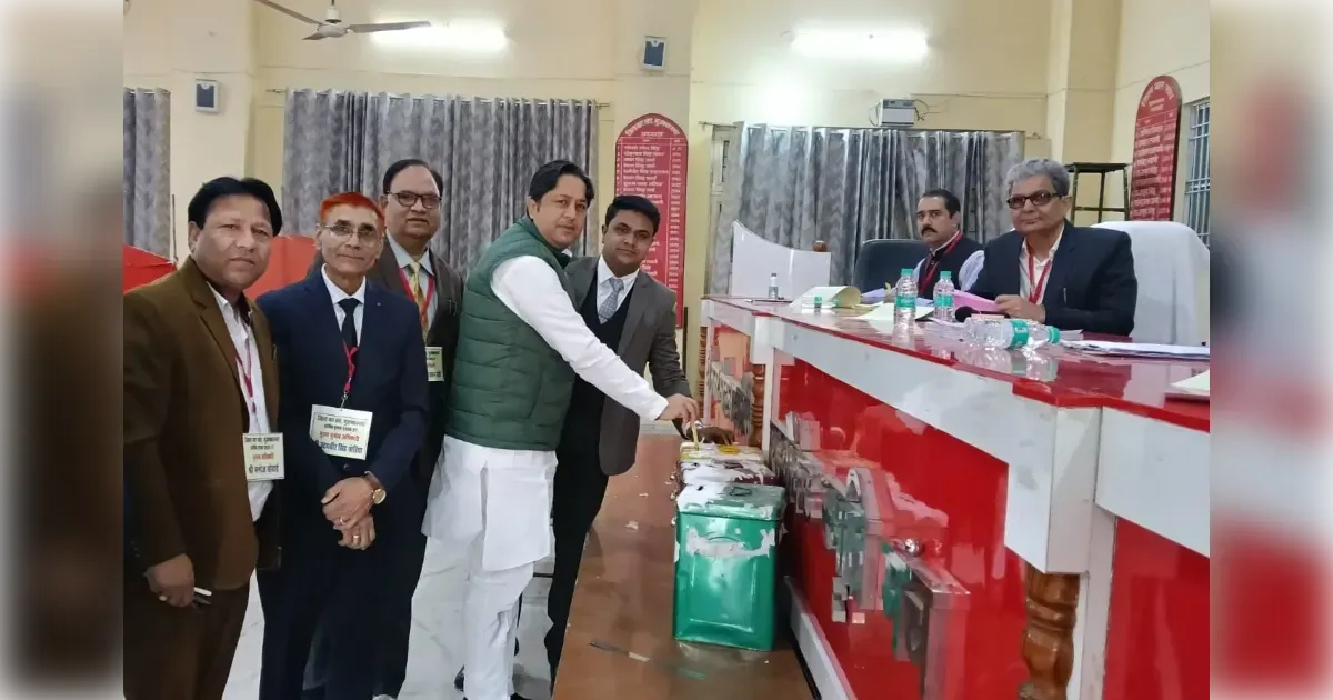 मुज़फ्फरनगर डिस्ट्रिक्ट बार संघ चुनाव का महासंग्राम, कचहरी में दिखा 'लोकतंत्र' का उत्सव, अध्यक्ष पद पर प्रमोद त्यागी, अनिल जिंदल और अंजुम खान के बीच कड़ा मुकाबला
