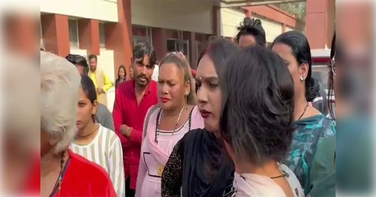 खतौली में होली की 'बधाई' को लेकर किन्नरों के दो गुटों में 'मल्लयुद्ध', जमकर चले पत्थर और लाठियां