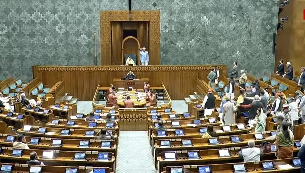 लोकसभा में राहुल गांधी को बोलने देने की मांग पर अड़ा विपक्ष, कार्यवाही दिनभर के लिए स्थगित