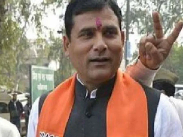 वादा कॉलेज का, बदला लाठियों से ?  गाजियाबाद के लोनी में किसानों ने विधायक नंद किशोर गुर्जर के खिलाफ खोला मोर्चा