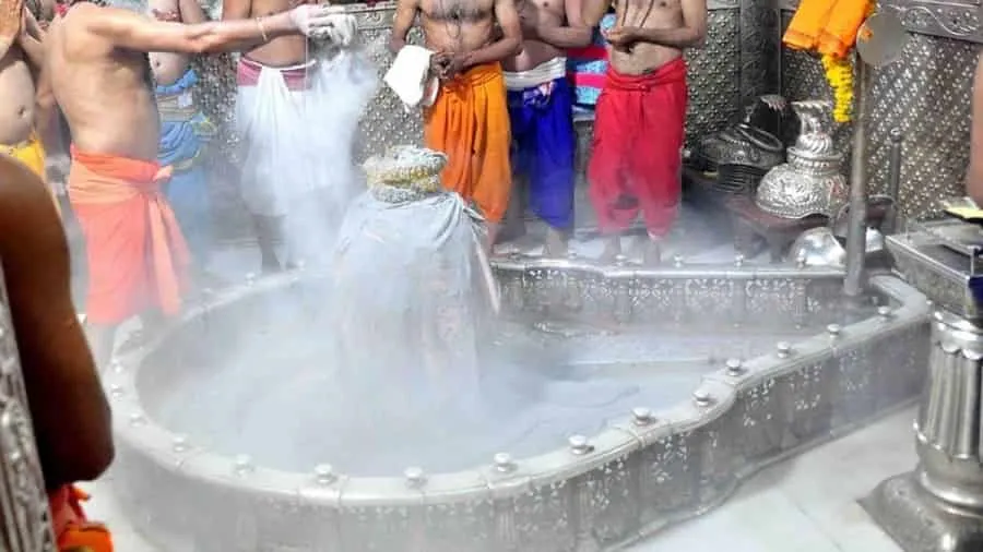 Mahashivratri: बाबा महाकाल की अलौकिक महाआरती संपन्न, 44 घंटे खुले रहेंगे पट, उज्जैन में 10 लाख श्रद्धालुओं के पहुंचने का अनुमान