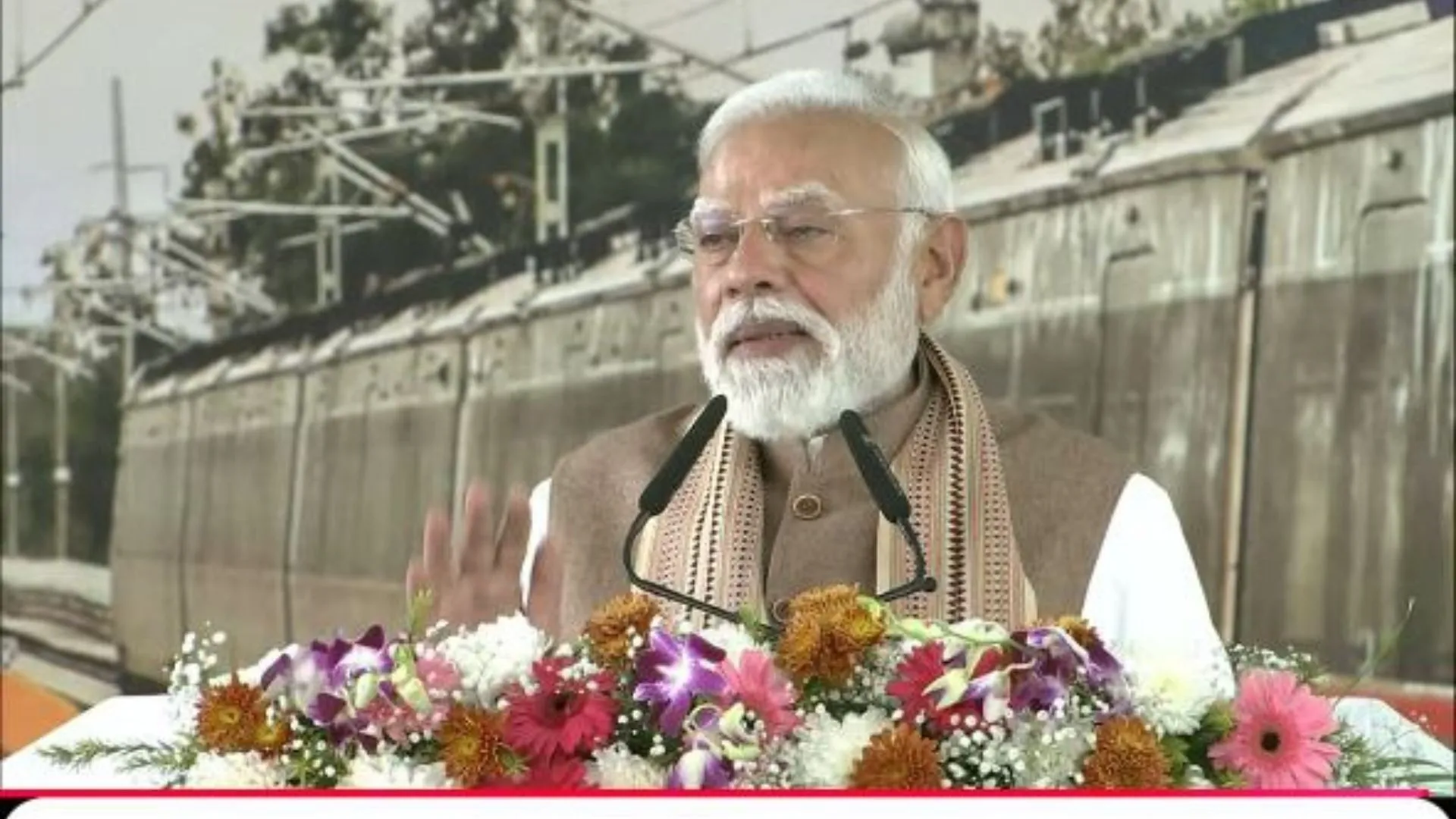 पीएम मोदी ने नमो भारत ट्रेन में किया सफर, स्कूली बच्चों से की बात