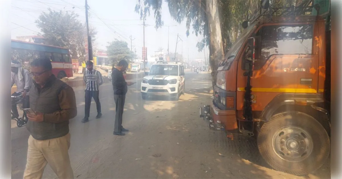 मुजफ्फरनगर: सड़क पर बेतरतीब वाहन खड़े किए तो खैर नहीं, एआरटीओ प्रवर्तन ने 20 वाहनों के काटे चालान