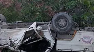 शिवरात्रि की सुबह सड़क हादसा, खाई में गिरी जीप, तीन युवकों की मौत