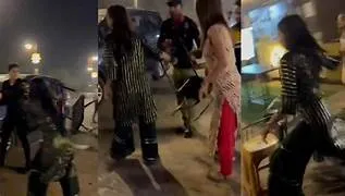 गाजियाबाद की चाय टपरी बनी रिंग! दो लड़कियों की हंगामा बॉक्सिंग