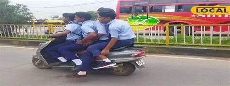 इंदिरापुरम में ‘स्कूटी पूल’ का वायरल वीडियो! गाजियाबाद की सड़कों पर स्कूली बच्चों की जान से खिलवाड़?