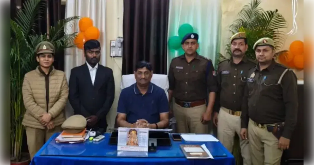 अलीगढ में नेताजी एक्सप्रेस में वसूली कर रहा फर्जी टीटीई गिरफ्तार: वंदे भारत का वेटर बनकर कर रहा था ठगी