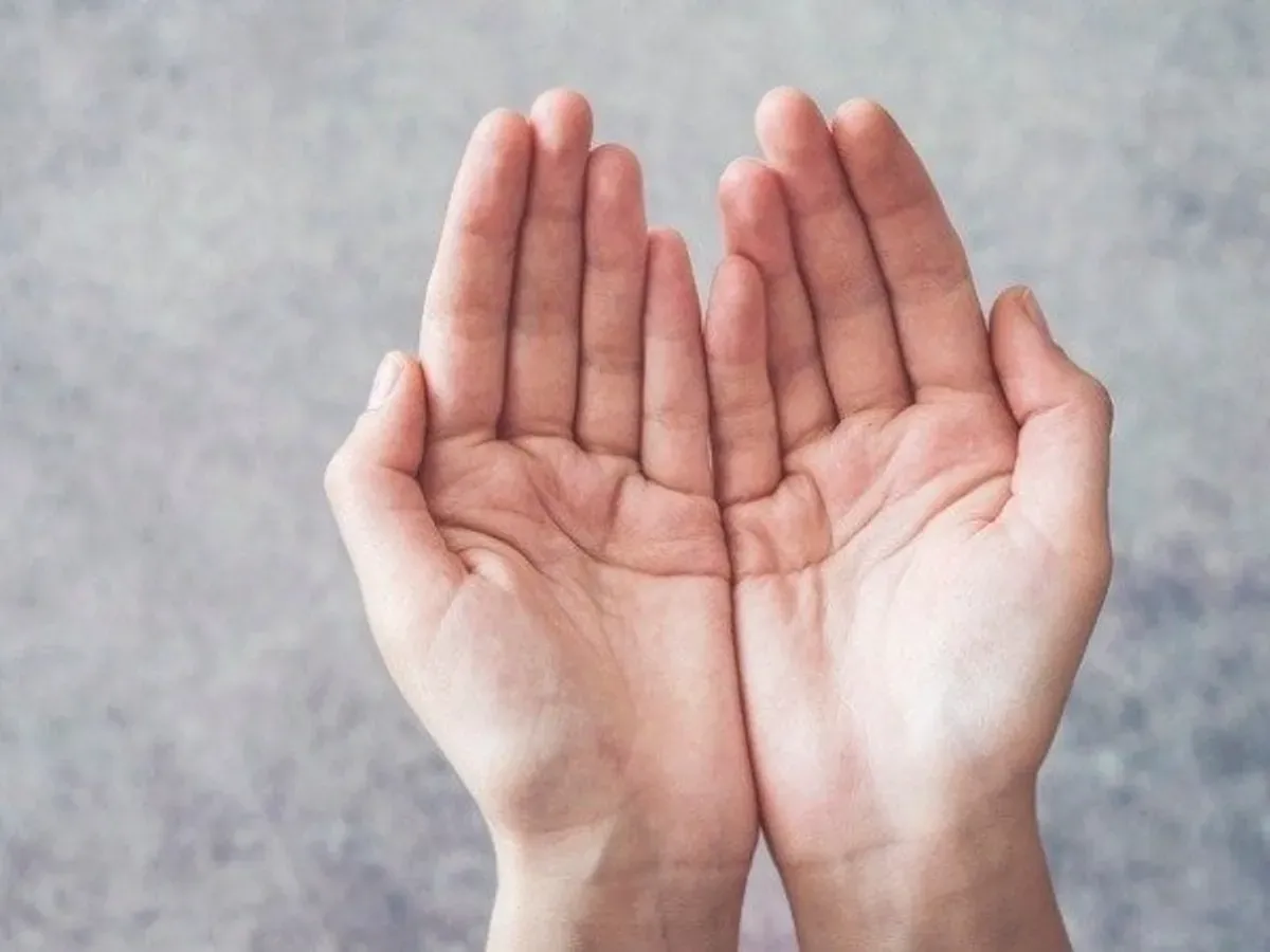Hast Rekha Shastra: अगर हथेलियों को मिलाने पर बनता है आधा चांद तो यह संकेत बदल सकता है आपकी पूरी जिंदगी
