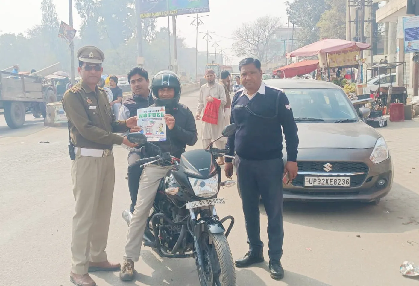 शामली में यातायात पुलिस ने हेलमेट न लगाने वालों के खिलाफ चलाया सघन अभियान