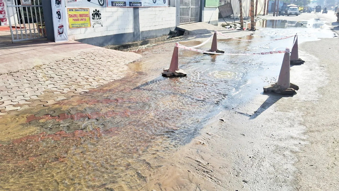 शामली: दिल्ली रोड पर पाइपलाइन लीकेज, शहर में पानी की आपूर्ति बाधित