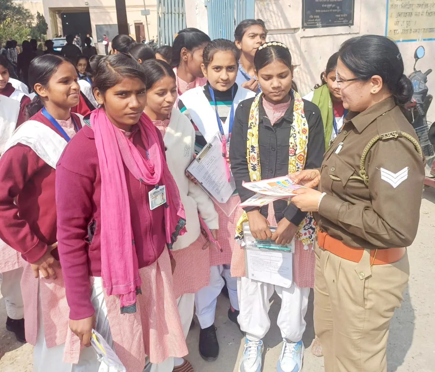 शामली में मिशन शक्ति अभियान के तहत महिलाओं की सुरक्षा और साइबर अपराध से बचाव के लिए जागरूकता अभियान