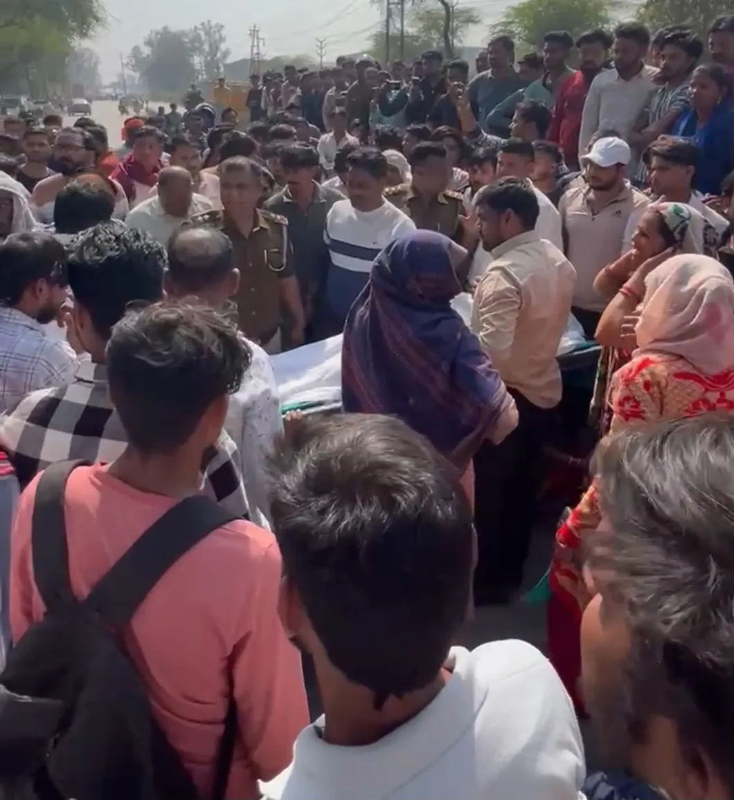 ग्रेटर नोएडा में बिजली का फॉल्ट ठीक करते लाइनमैन को करंट लगने से मौत,परिजनों ने शव रखकर किया हंगामा