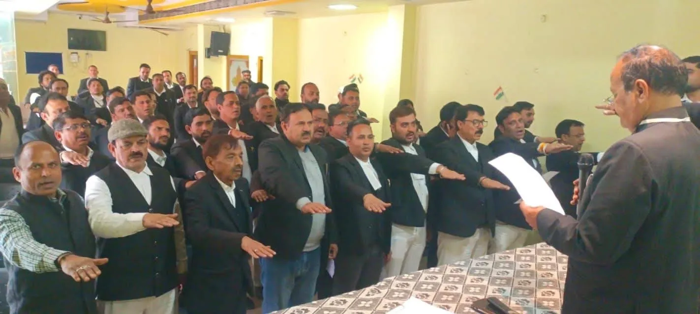 मुरादाबाद बार अध्यक्ष ने वकीलों को दिलाई एंटीबायोटिक दवाएं खुद से न लेने की शपथ, एएमआर के खिलाफ जागरूकता अभियान में लिया संकल्प