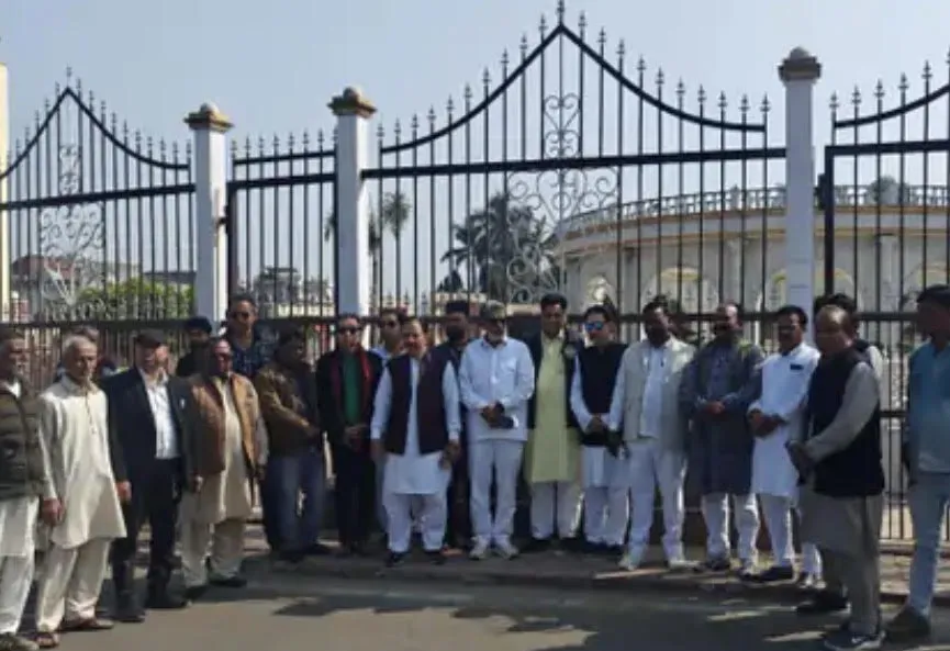 रामपुर में कांग्रेस का गांधी समाधि पर धरना, मनरेगा में बदलावों को बताया मजदूर विरोधी, विधानसभा घेराव में दुर्व्यवहार का लगाया आरोप