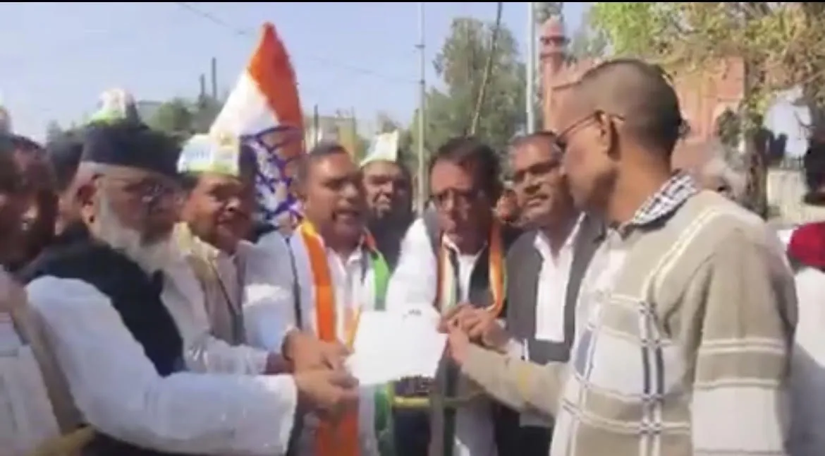 अमरोहा में कांग्रेस का एक दिवसीय सत्याग्रह, गांधी प्रतिमा स्थल पर धरना, लखनऊ लाठीचार्ज के विरोध में सौंपा ज्ञापन