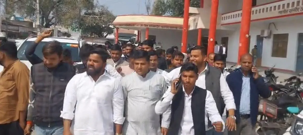 सम्भल में ‘यादव जी की लव स्टोरी’ फिल्म को लेकर बढ़ा विवाद, पूर्व विधायक राजू यादव समर्थकों संग कलेक्ट्रेट पहुंचे, रिलीज पर रोक की मांग