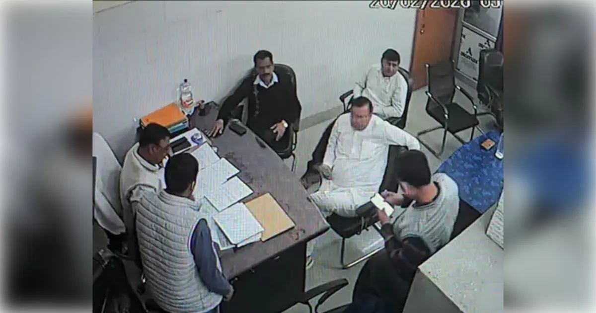 बिजनौर: सीएमओ कार्यालय में आयुष्मान फाइल को लेकर भारी हंगामा, एसीएमओ से बदसलूकी और दबाव का आरोप