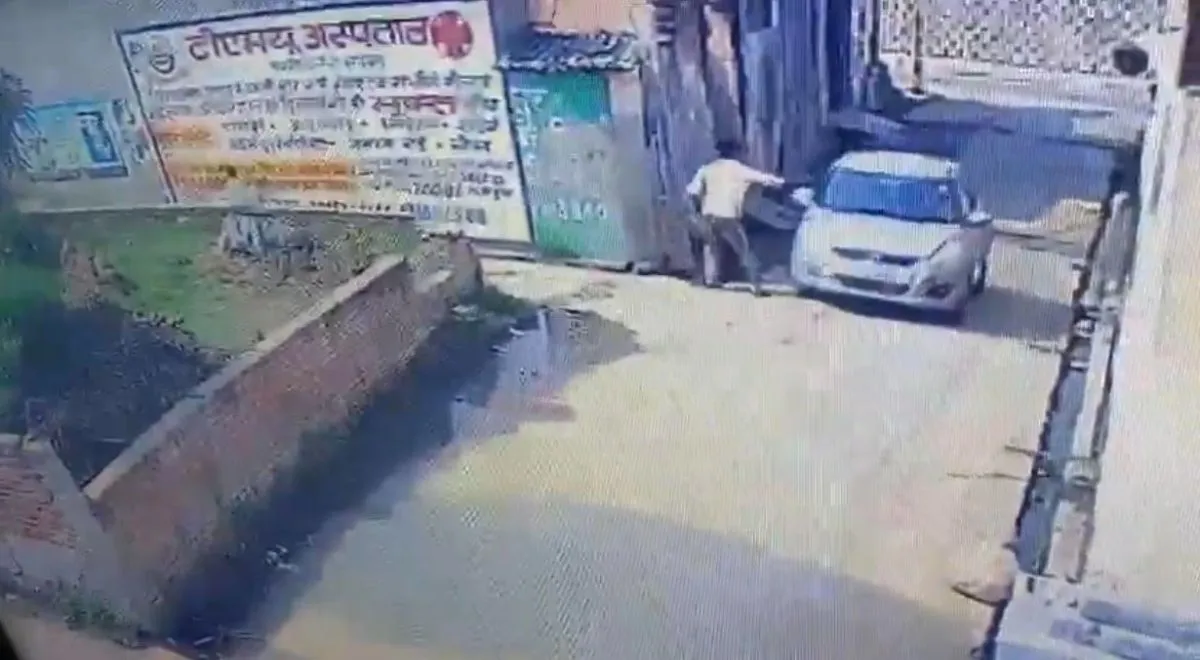 अमरोहा में दिनदहाड़े फायरिंग से सनसनी, कार सवार दो युवक बाल-बाल बचे, कार पर की फायरिंग, घटना सीसीटीवी में कैद