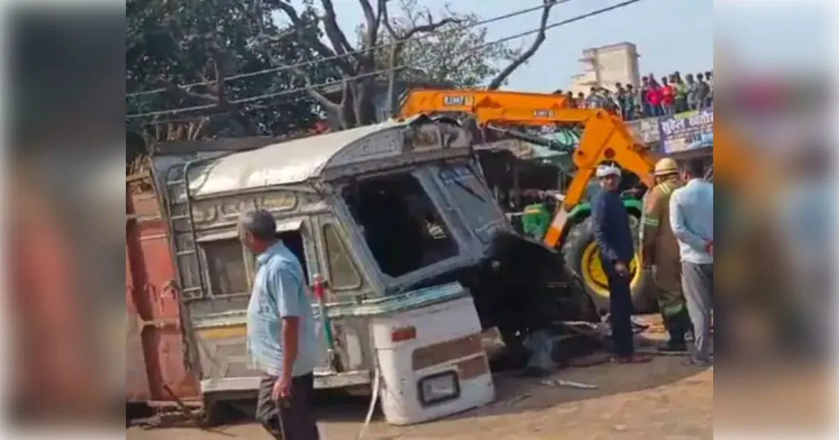 रतनपुरी बस स्टैंड पर पलटा गन्ने से भरा ओवरलोड ट्रक, बाल-बाल बची जान, हादसे के बाद सड़क पर लगा लंबा जाम