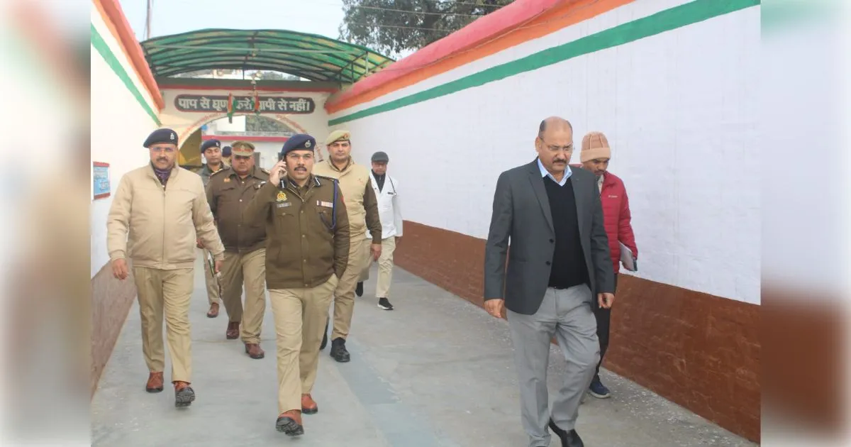 मेरठ (MEERUT): डीएम डॉ. वी.के. सिंह ने परखा मतदाता पुनरीक्षण कार्य, एसएसपी के साथ जिला जेल का भी किया औचक निरीक्षण