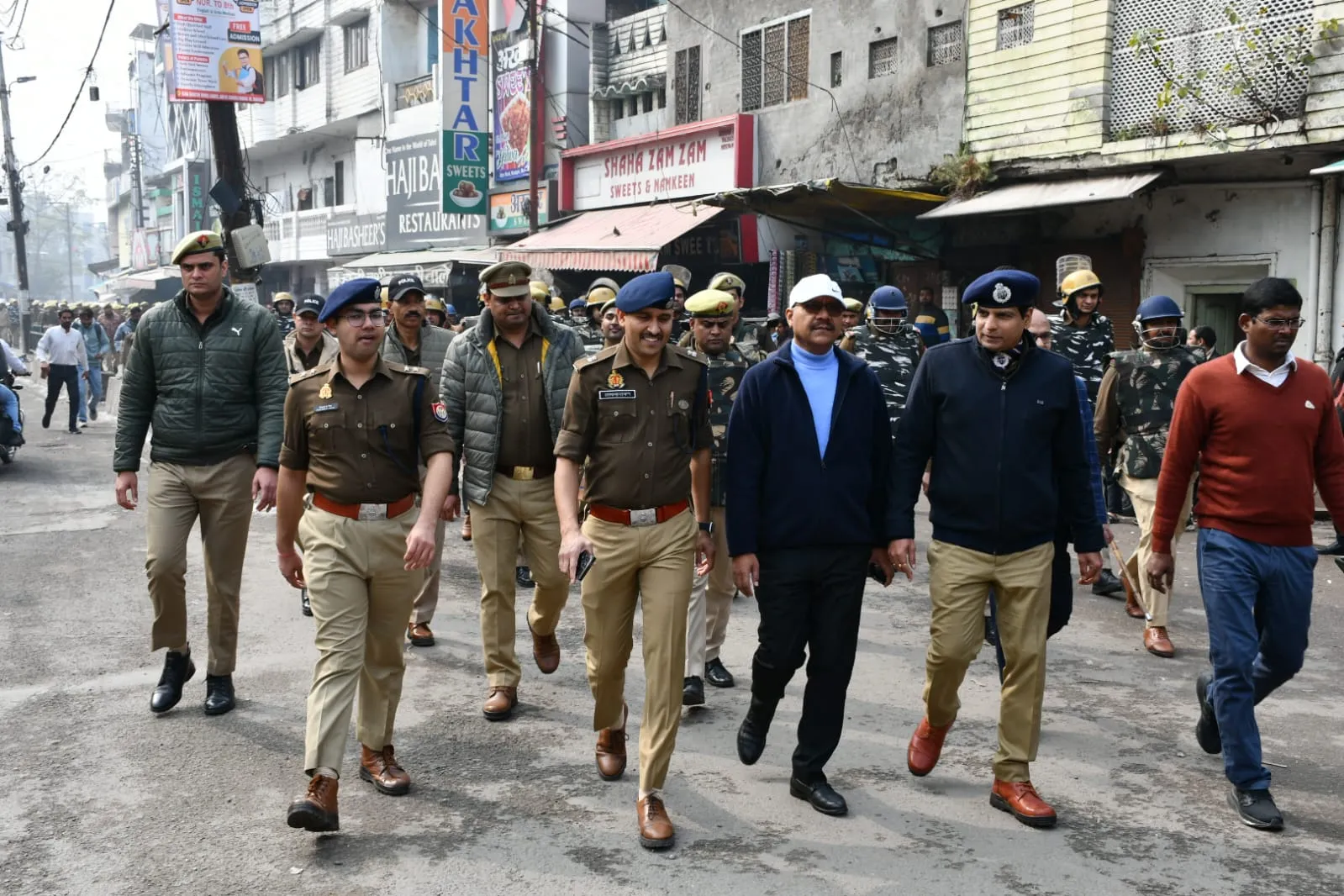 मुजफ्फरनगर में डीएम-एसएसपी ने भारी पुलिस बल के साथ शहर में किया फ्लैग मार्च, अराजक तत्वों को दी सख्त चेतावनी