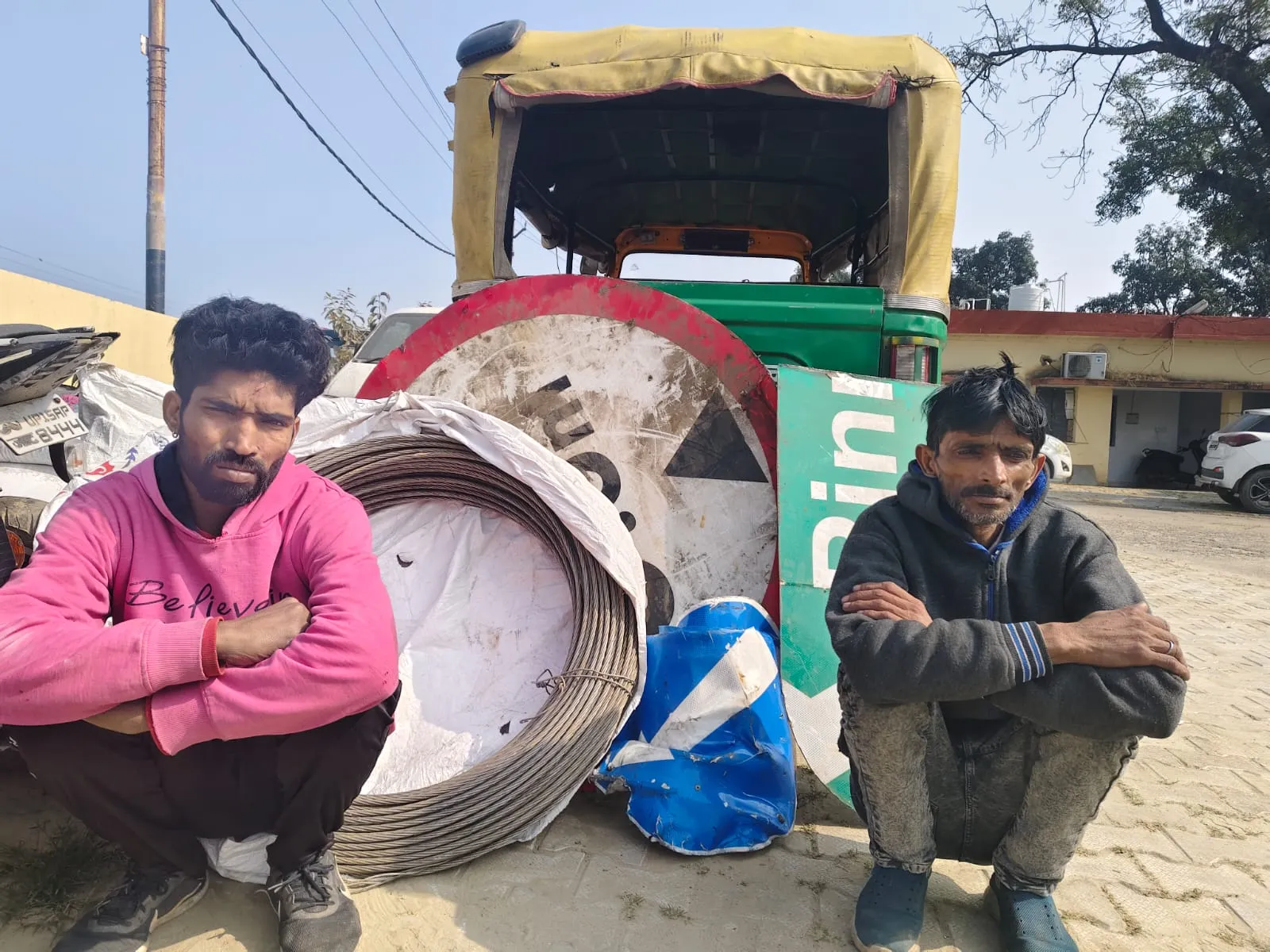 मुजफ्फरनगर: नेशनल हाईवे से साइन बोर्ड चोरी करने वाले दो शातिर चोर गिरफ्तार