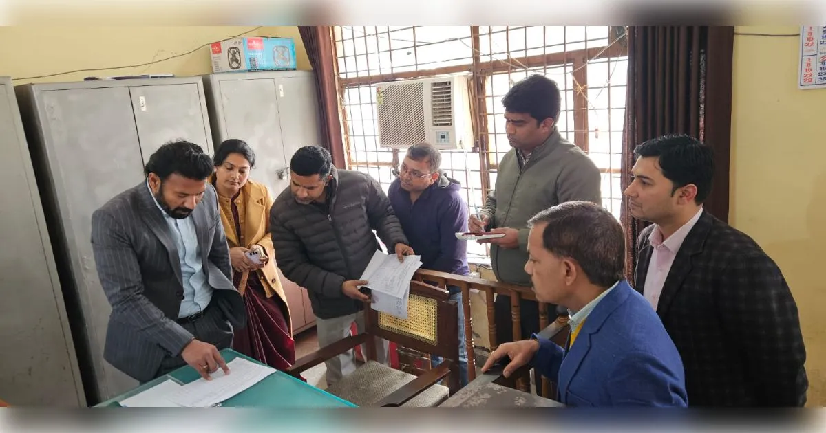 शामली में जिलाधिकारी ने तहसील का किया औचक निरीक्षण; लंबित वादों के निस्तारण में तेजी लाने के निर्देश