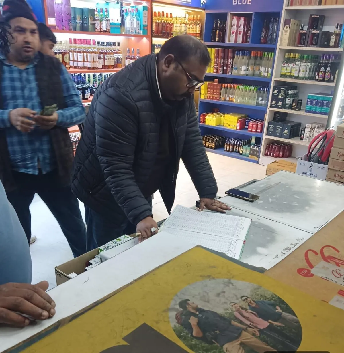 मुजफ्फरनगर में विशेष प्रवर्तन अभियान के तहत आबकारी विभाग की कार्रवाई, कई दुकानों का किया गया निरीक्षण