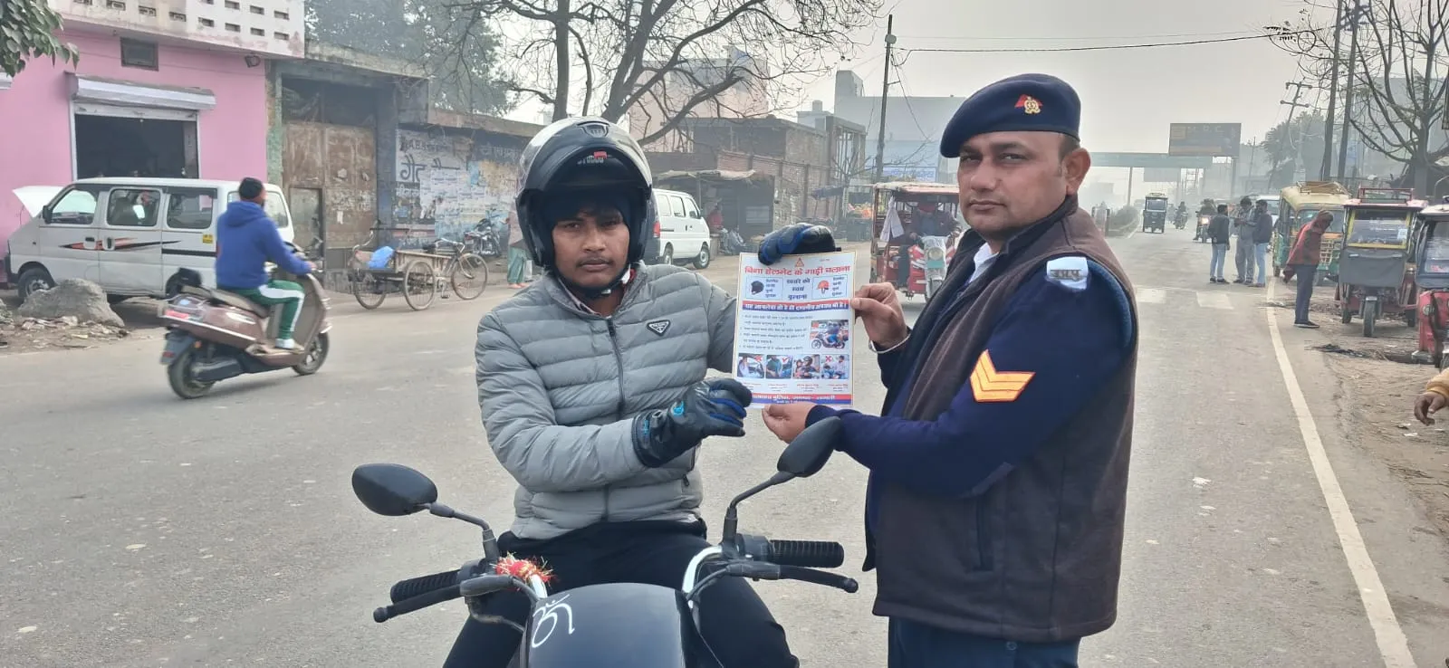 शामली में “No Helmet, No Fuel” अभियान: यातायात नियमों का सख़्त पालन, 425 वाहन चालकों पर कार्रवाई