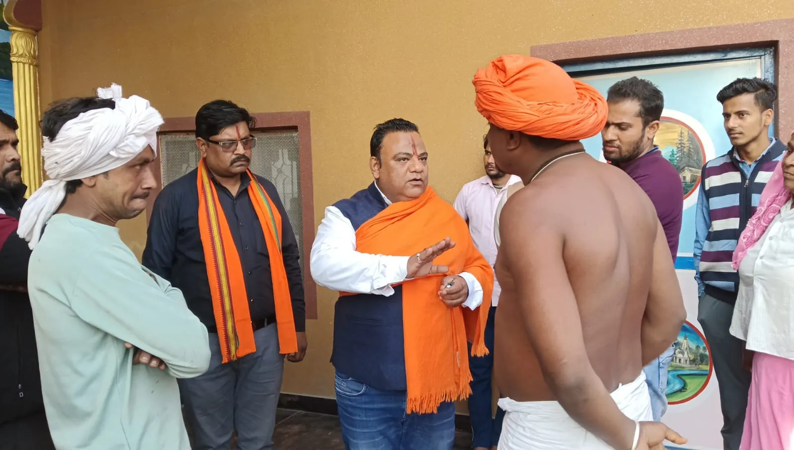 मुजफ्फरनगर में श्रीनाथ शिव मंदिर में हंगामा, चप्पल पहनकर प्रवेश का आरोप, पुलिस ने संभाली स्थिति