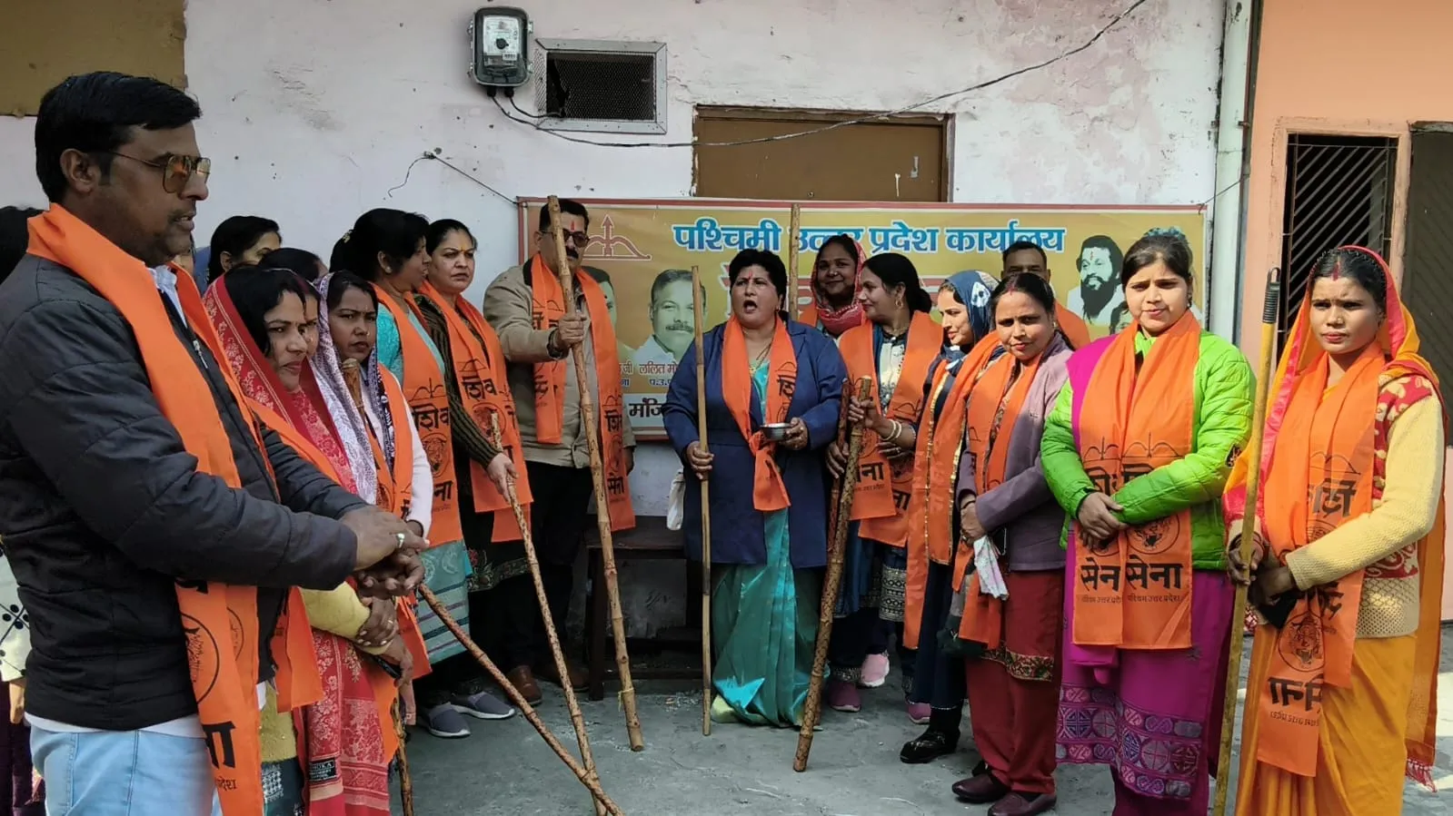 मुजफ्फरनगर: वैलेंटाइन डे पर 'लाठी' का पहरा, क्रांति सेना ने प्रेमी युगलों को दी गंजा करने की चेतावनी 