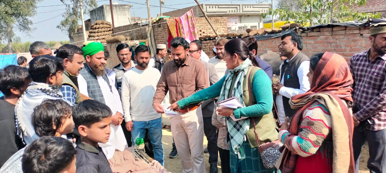 शामली में टीकाकरण सत्र का डीएम ने किया औचक निरीक्षण, रजिस्टर न मिलने पर सीएचसी प्रभारी को फटकार