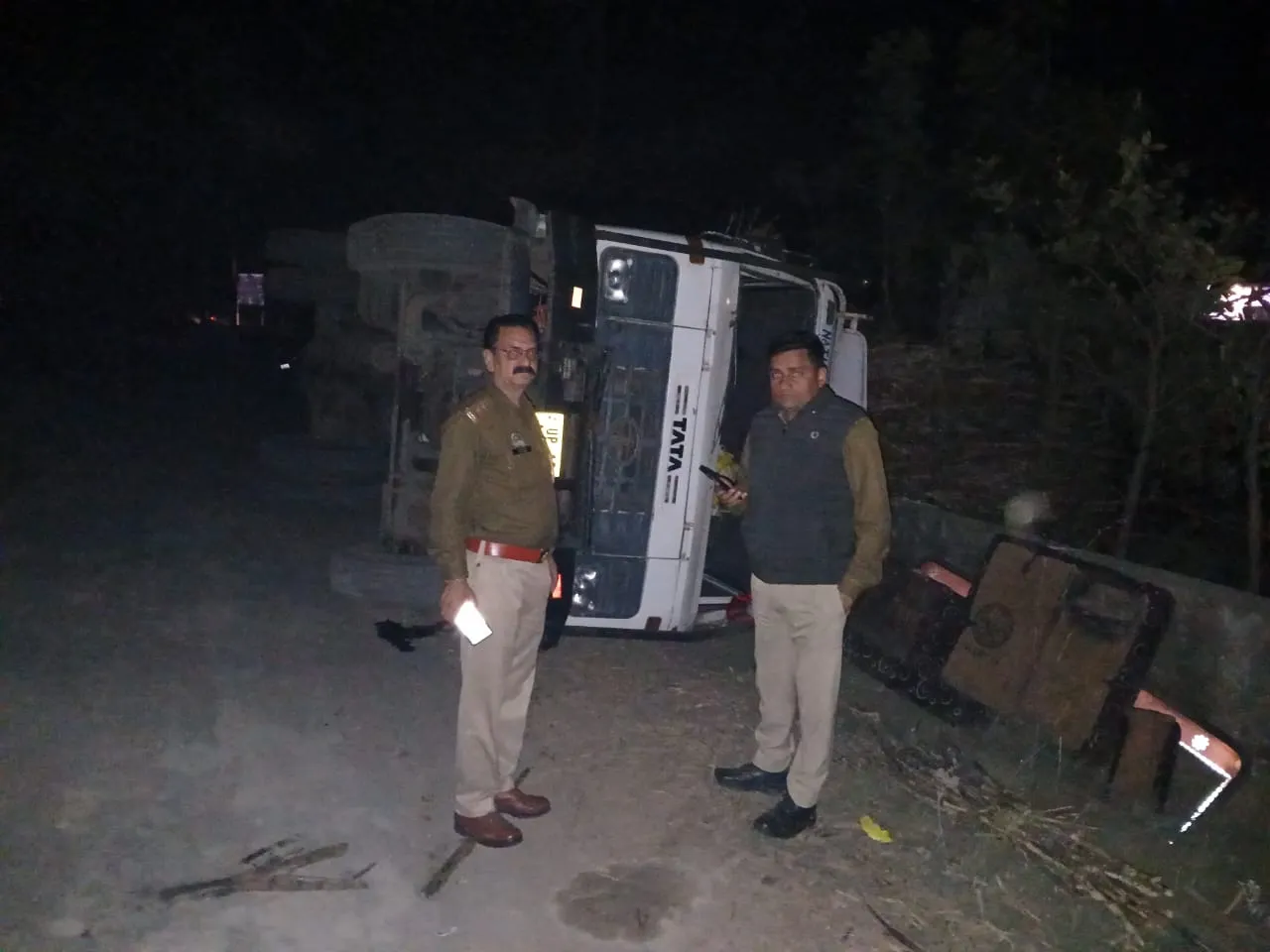 मुजफ्फरनगरः चरथावल में कुटेसरा मार्ग पर ओवरलोड गन्ना ट्रक पलटा, चालक ने कूदकर बचाई जान