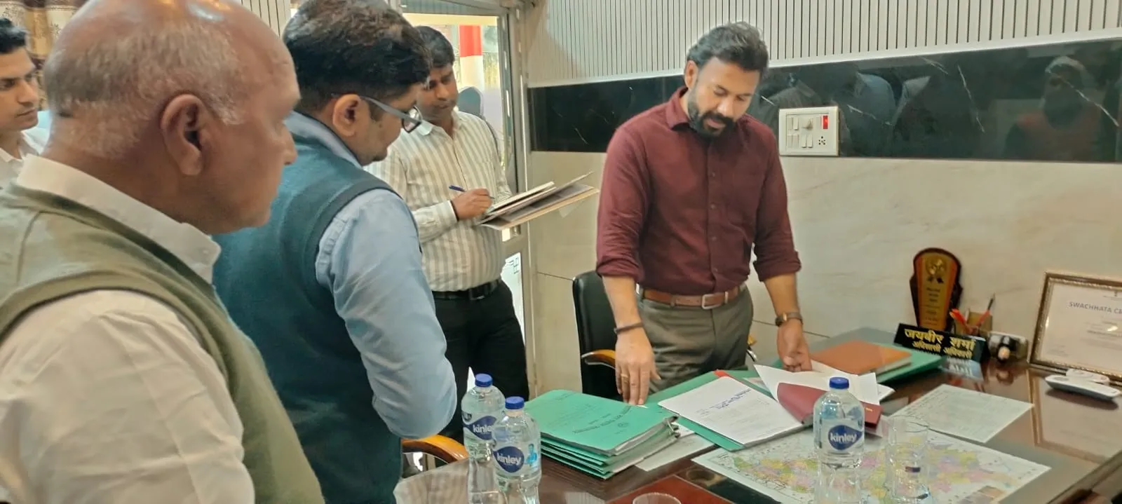 शामली में डीएम ने नगर पंचायत जलालाबाद का निरीक्षण किया, कर्मचारियों और विकास कार्यों का लिया जायजा