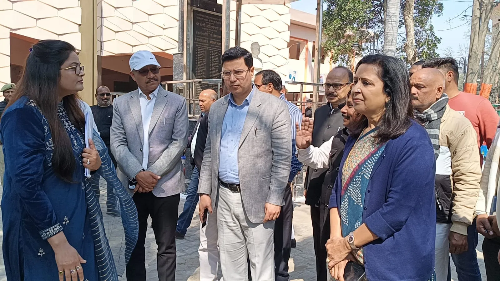 मुजफ्फरनगर: मंडलायुक्त डॉ. रुपेश कुमार ने कलेक्ट्रेट और तहसील का किया औचक निरीक्षण, लंबित फाइलों को लेकर दिए सख्त निर्देश