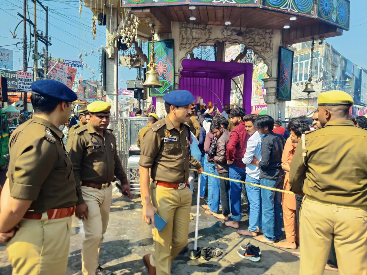 मुजफ्फरनगर में महाशिवरात्रि पर्व पर शिव चौक मंदिर की सुरक्षा व्यवस्था का एसपी सिटी ने किया निरीक्षण