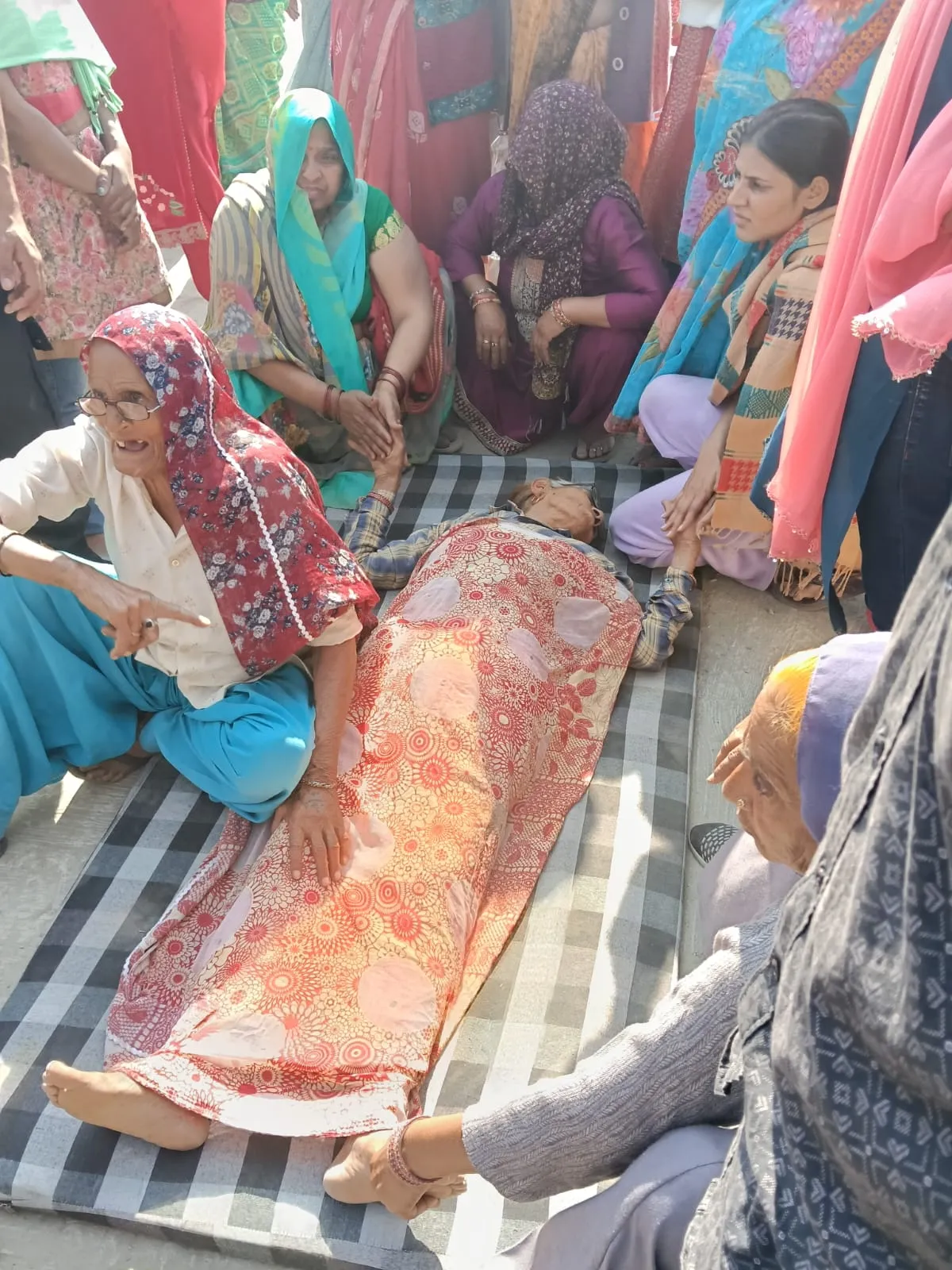 गाजियाबाद में बवाल: डंपिंग ग्राउंड का विरोध कर रहे किसानों पर लाठीचार्ज, एक महिला गंभीर रूप से घायल