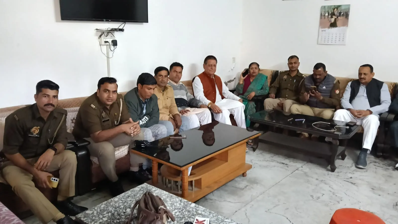 मुजफ्फरनगर में पुलिस पर अभद्रता का आरोप: मनरेगा बचाओ अभियान के तहत लखनऊ कूच से पहले कांग्रेस नेताओं को किया गया हाउस अरेस्ट