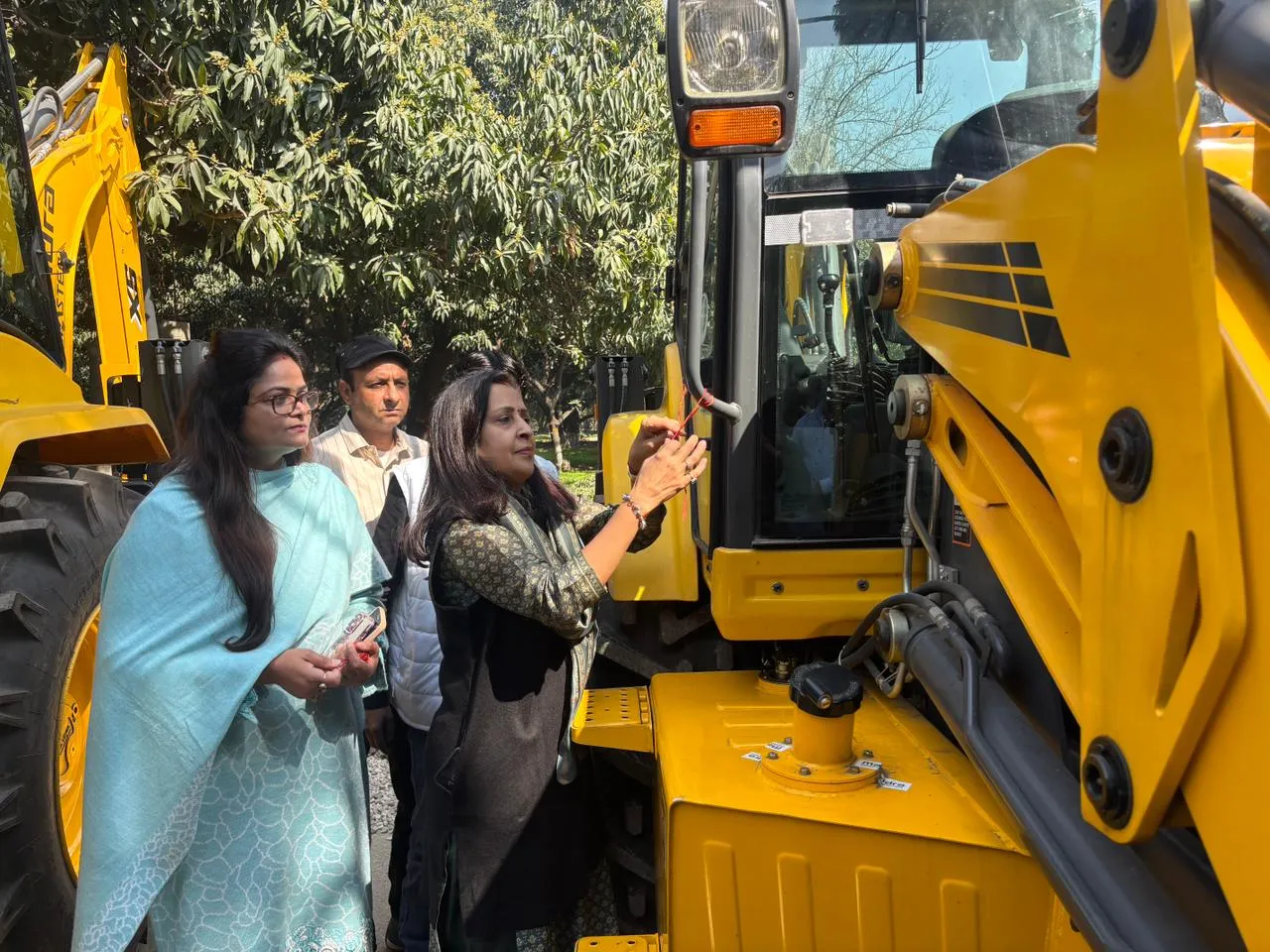 मुजफ्फरनगर: स्वच्छता अभियान को मिली नई रफ्तार, चेयरमैन मीनाक्षी स्वरूप ने पांच जेसीबी मशीनों का किया लोकार्पण