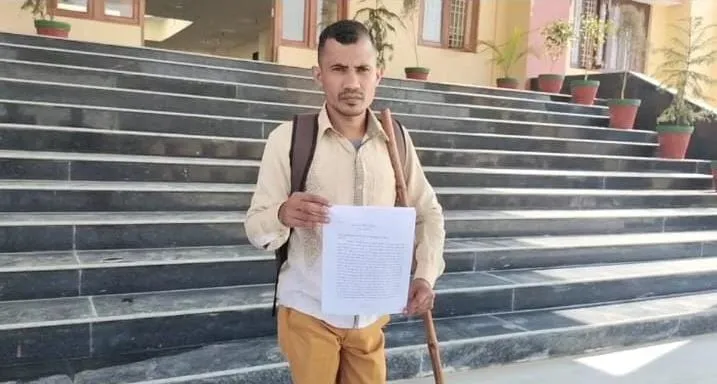 शामली मे आयुष्मान कार्ड से फर्जीवाड़ा कर हजारों रुपए निकालने का आरोप, पीड़ित पहुंचा डीएम ऑफिस