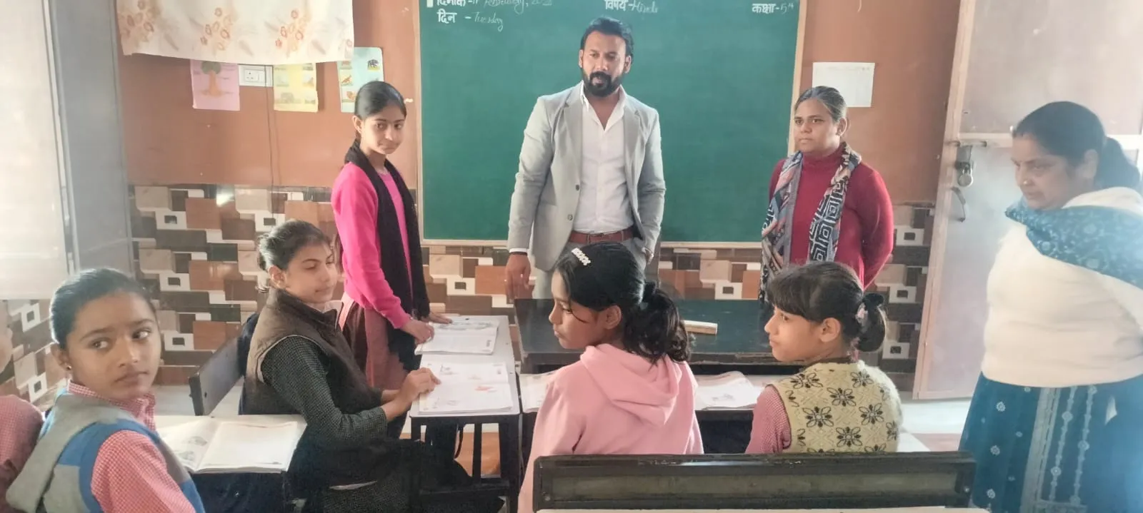 शामली: जिलाधिकारी ने प्राथमिक विद्यालय लिलौन नंबर-1 का किया निरीक्षण, बच्चों से की संवाद