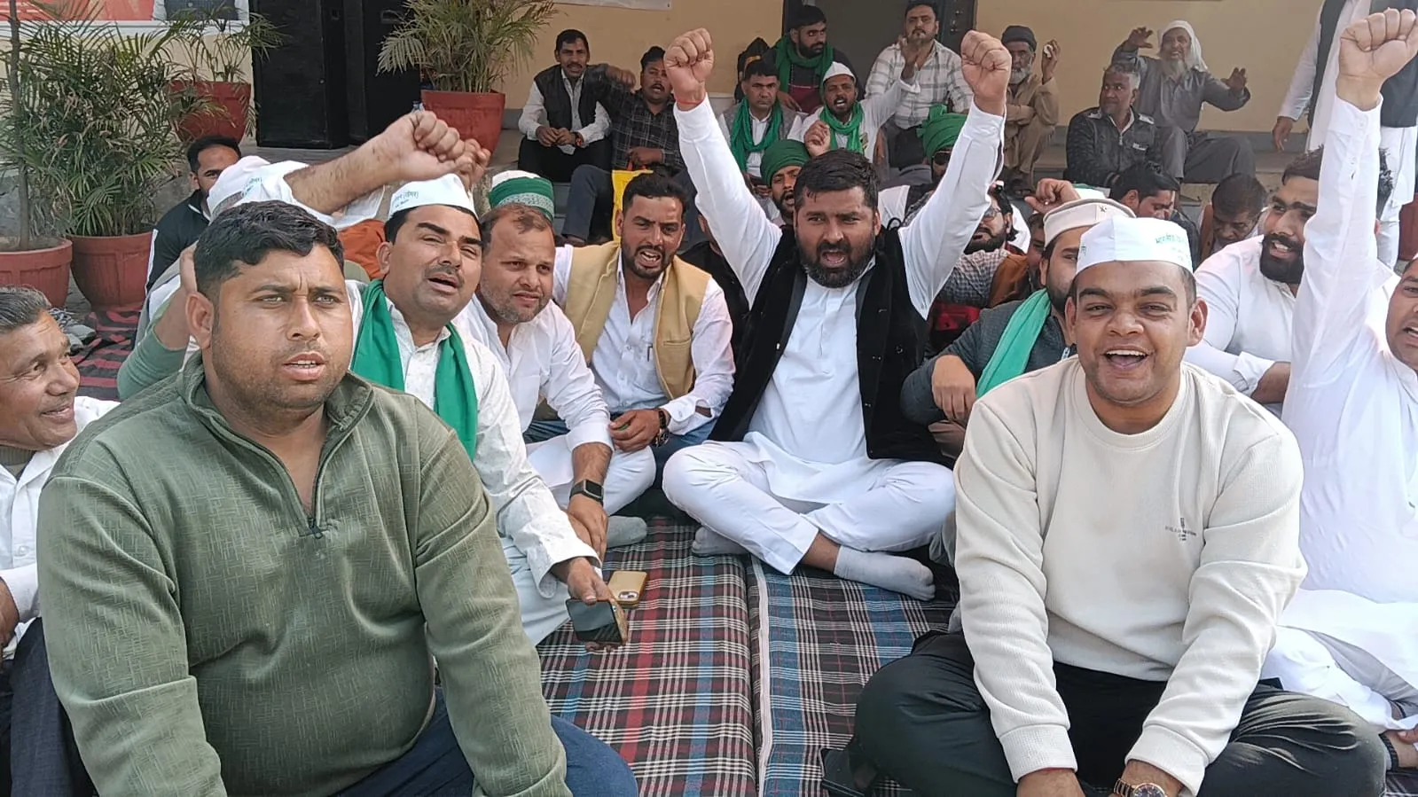 मुजफ्फरनगर: सुवाहेड़ी कैम्पा-कोला फैक्ट्री पर जमीन कब्जाने का आरोप, तहसील में भाकियू तोमर का दूसरे दिन भी धरना जारी