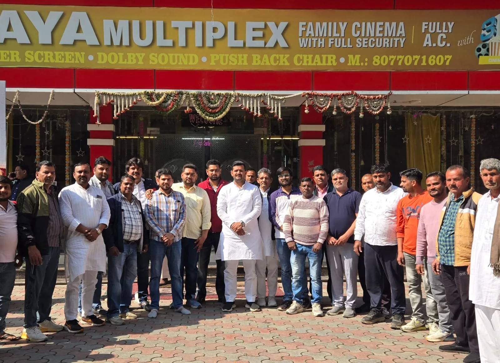 मुजफ्फरनगर के माया पैलेस में उमड़ी भीड़, ब्लॉक प्रमुख के नेतृत्व में सैकड़ों लोगों ने देखी फिल्म गोदान