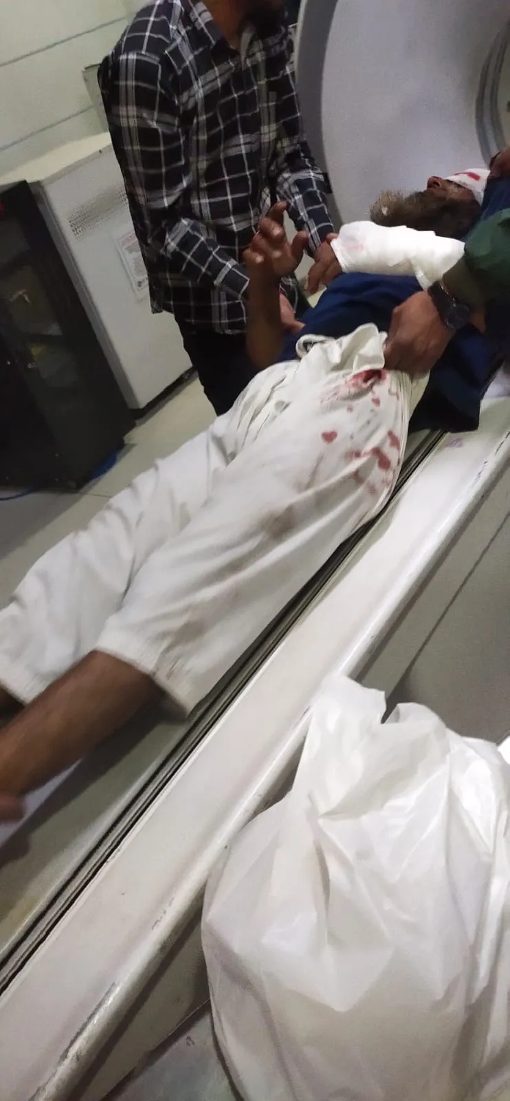 गाजियाबादः मोदीपुरम में सिरफिरे का तांडव, रुड़की रोड पर धारदार हथियार से राहगीरों पर हमला, रिक्शा चालक की गर्दन रेती