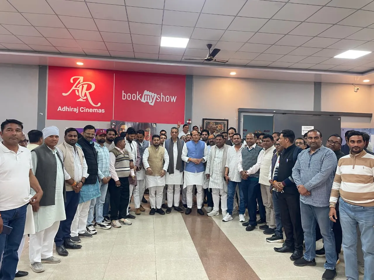 पूर्व मंत्री सुरेश राणा ने किसानों संग देखी फिल्म 'गोदान', बोले— गोमाता केवल पशु नहीं भारतीय संस्कृति का आधार