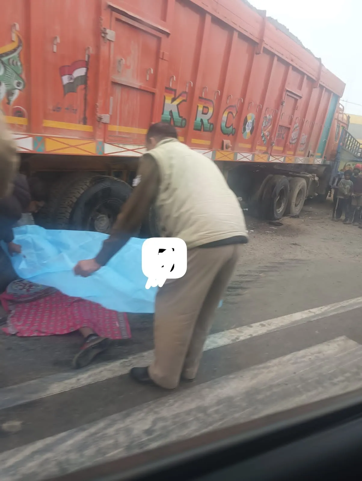 मुजफ्फरनगरः सड़क हादसे में ट्रैक्टर चालक की दर्दनाक मौत, पीछे से आ रहे ट्रक को देख घबराहट में नीचे कूदा युवक