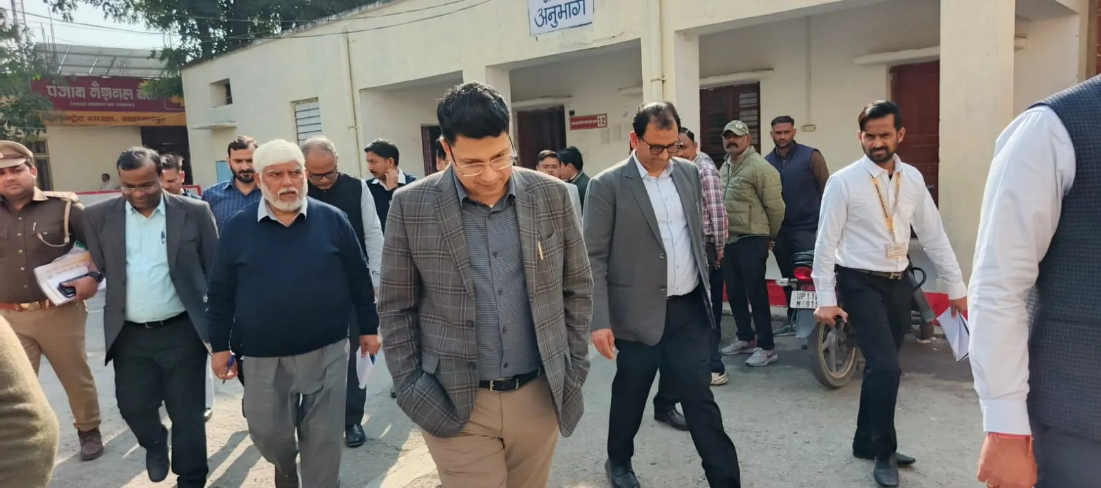 मंडलायुक्त का कलेक्ट्रेट और तहसील सदर में औचक निरीक्षण, लंबित पत्रावलियों को लेकर अधिकारियों को दी सख्त चेतावनी